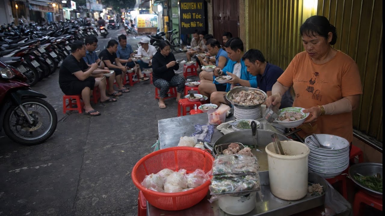 Xe bánh canh thịt xắt 20k/tô bán từ lúc 2h sáng đông khách ở vỉa hè Sài Gòn