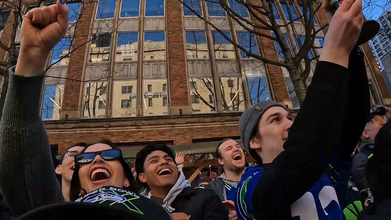 Seattle Seahawks Super Bowl Parade 2026 Crowd Hype | 12s Chanting, Beach Balls & Pre-Parade Energy