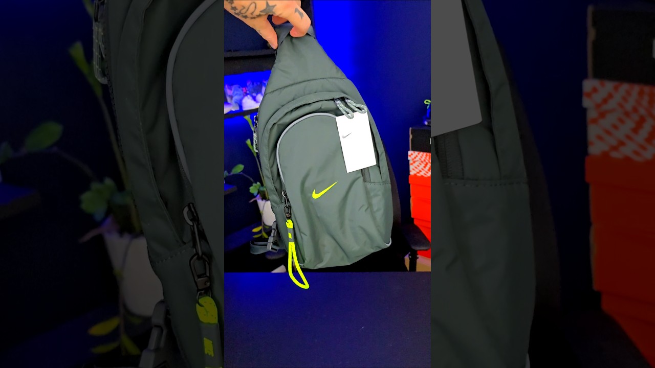 Nike Sportswear Essentials Crossbody Bag 8L &deg;360 #nike #sportswear #essentials
