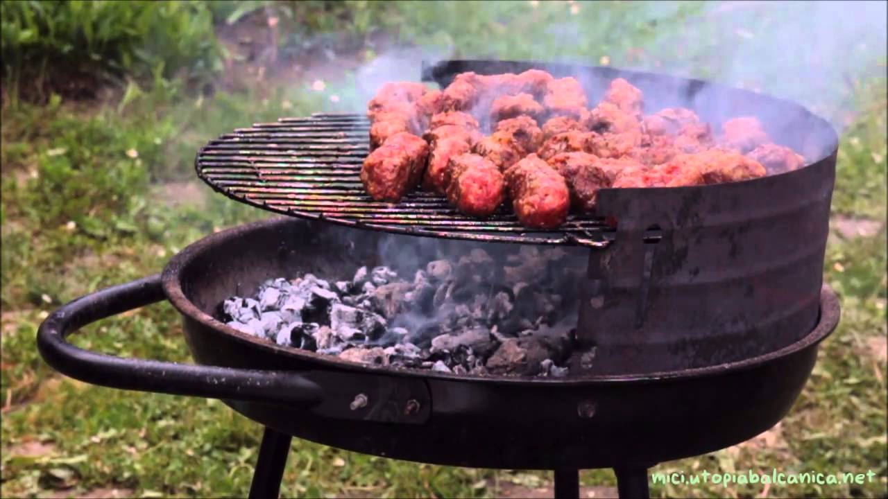 O oră de mici pe grătar - One Hour of Mici on the Grill