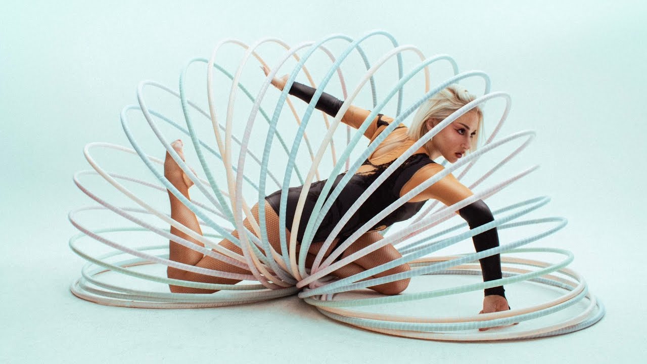 Alexandra Tikhonovich Hula-Hoop, 