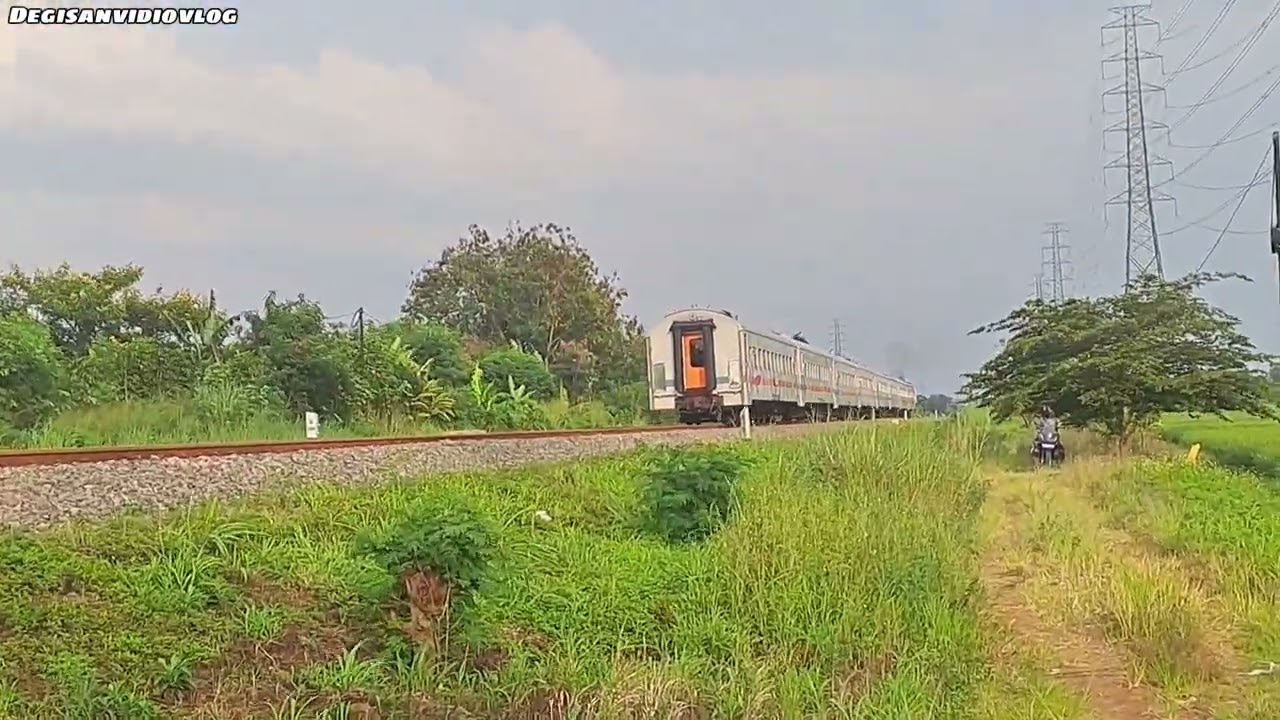 DETIK DETIK KAI BERPAPASAN DI ST CIMEKAR BDG..‼️‼️