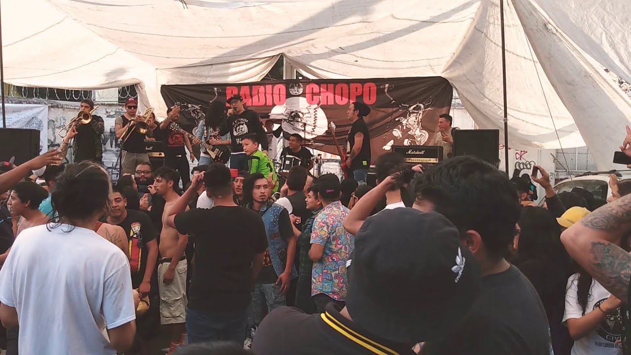 La república ska core tocando la casa de la risa