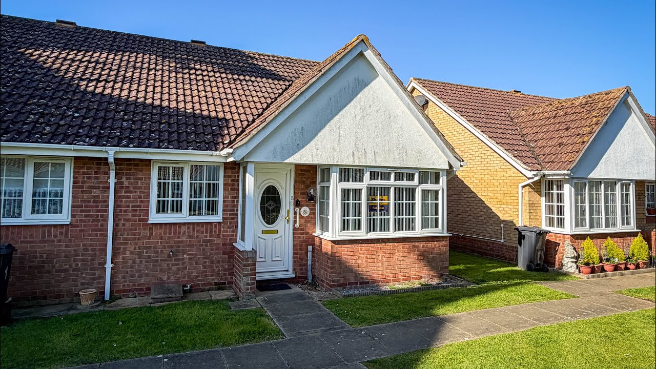 RETIREMENT BUNGALOW IN POPULAR EAST CLACTON - MOVE STRAIGHT IN