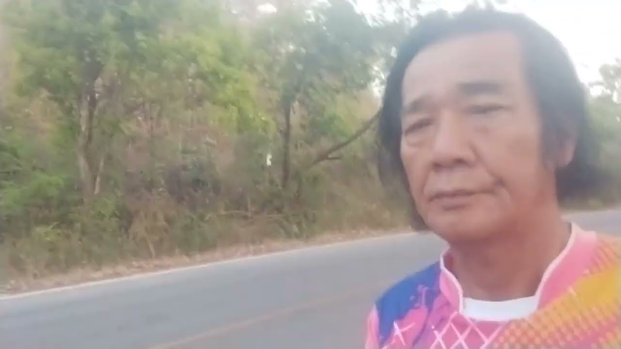 เดินไปใส่บาตรพระที่หมู่บ้านกวนบุ่น : ช่องหมวดฟื้น คนล่าล่า