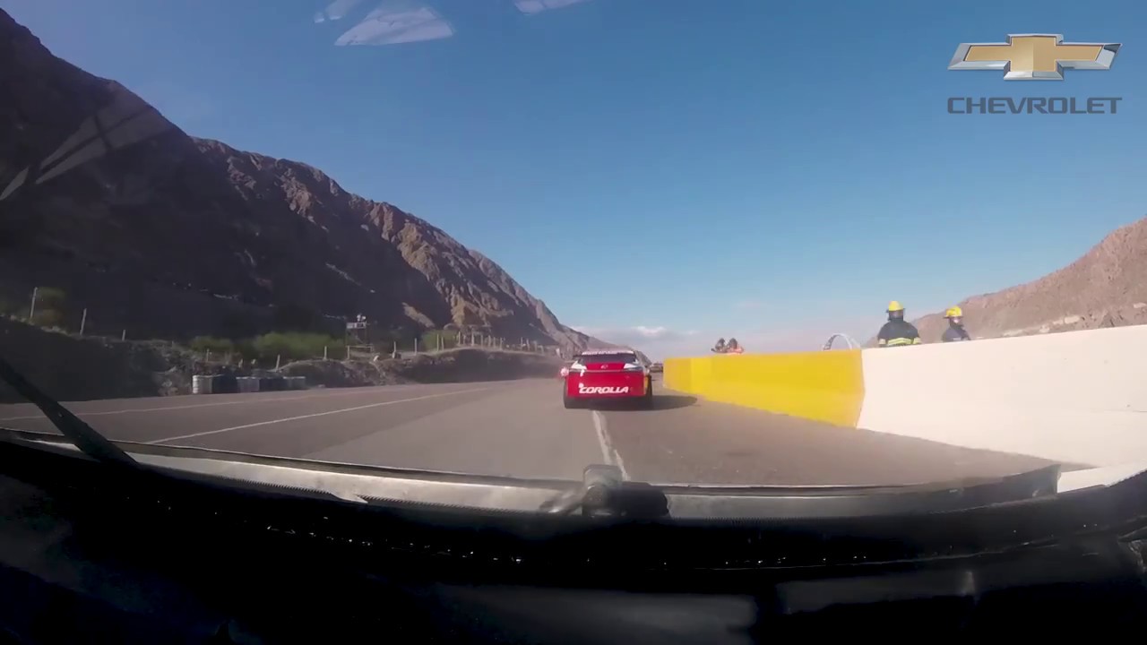 Una vuelta a El Zonda en el auto de Canapino