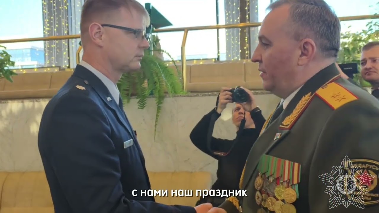 Виктор Хренин жмет руку военному атташе США Бенсону