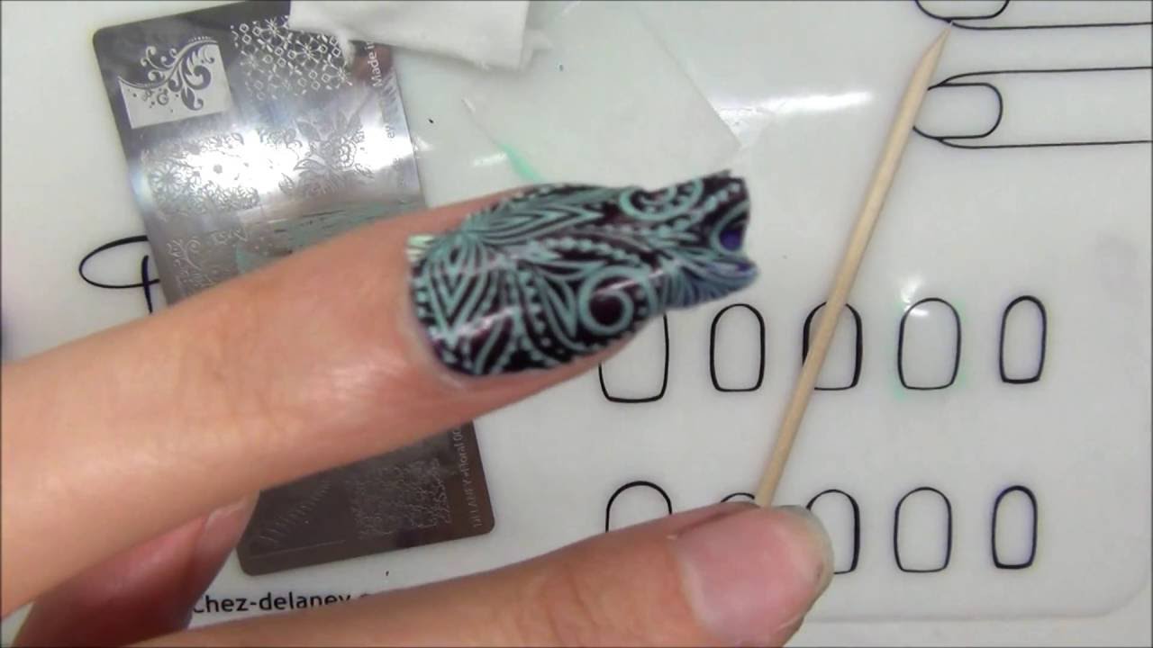 patch vernis + stamping avec le tapis silicone nail art delaney