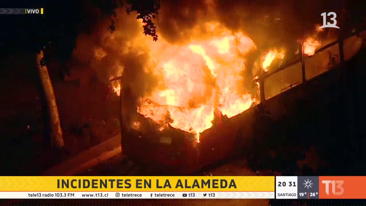 Queman bus del Transantiago tras manifestaciones en la Alameda