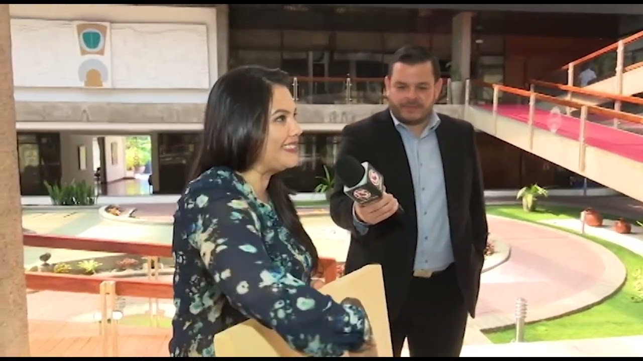 Presidente Rodrigo Chaves recibe cómico obsequio