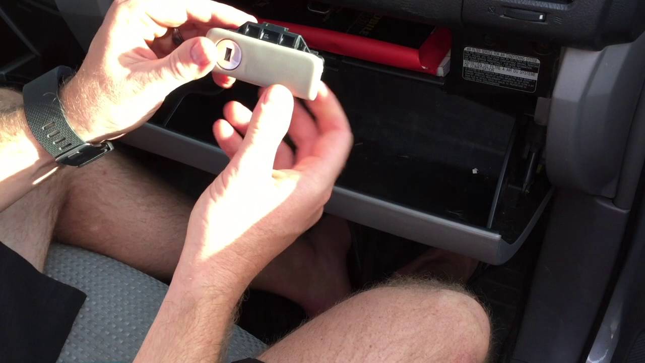 Ремонт и замена защелки перчаточного ящика Toyota 4Runner 2003-2009
