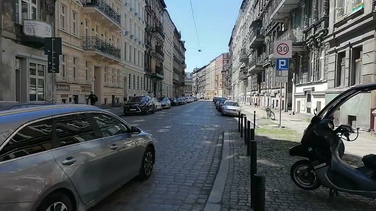 Wrocław, Miernicza, r&oacute;g Traugutta, odnowione elewacje kamienic VID 20250428 121748