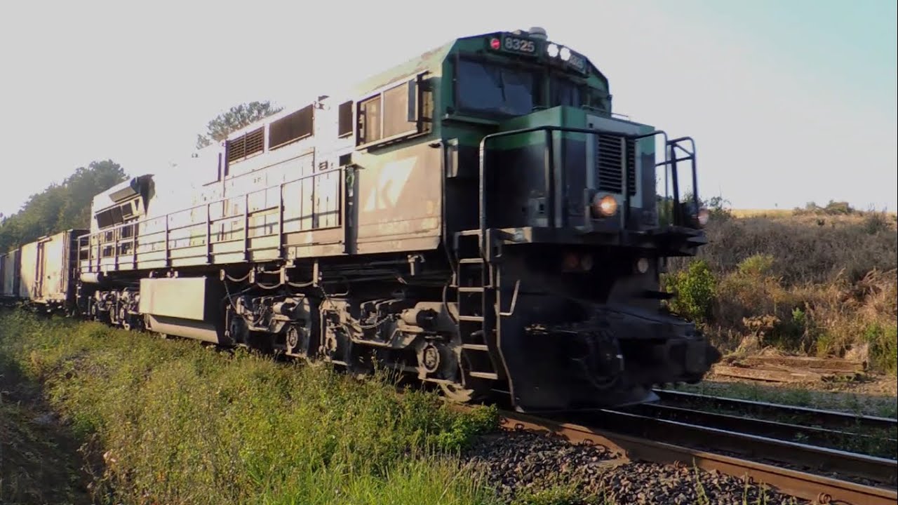 Locomotiva ES43BBi da Klabin liderando um trem vazio