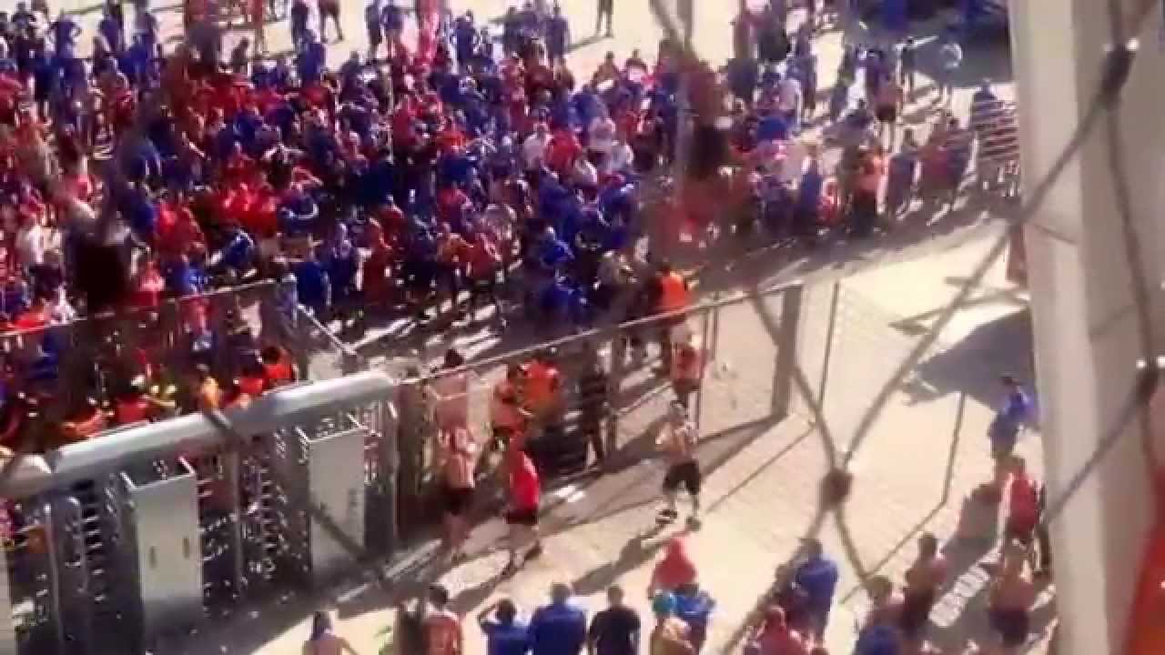 Ruch Chorz&oacute;w & Widzew Ł&oacute;dź hooligans fight against the police in Białystok 16. 8. 2015.