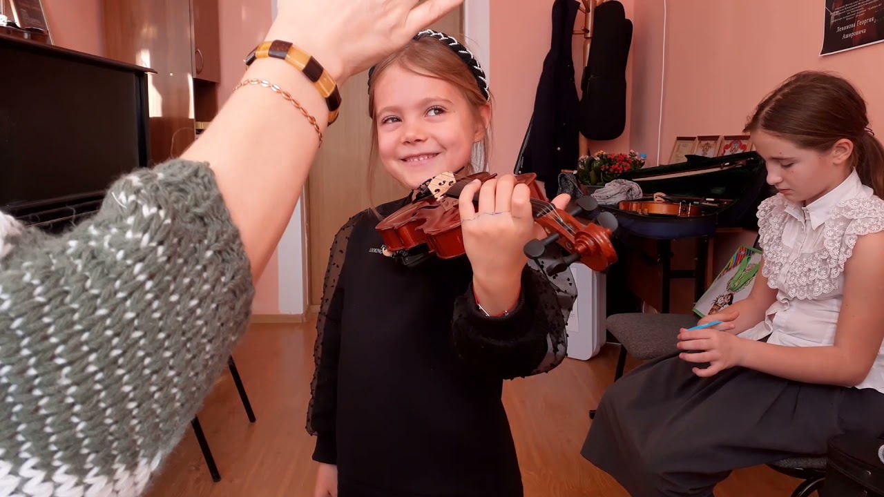 Учимся брать скрипку.