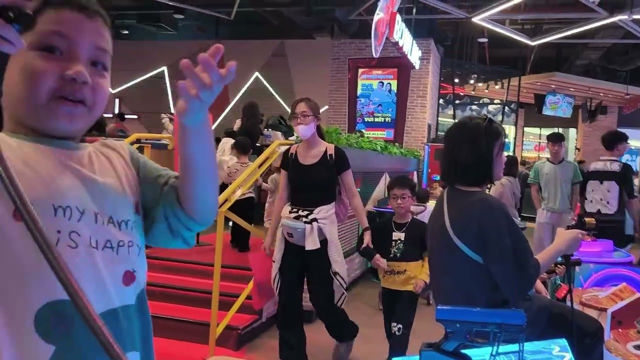 Tôm chơi trò bắn súng cứu thế giới