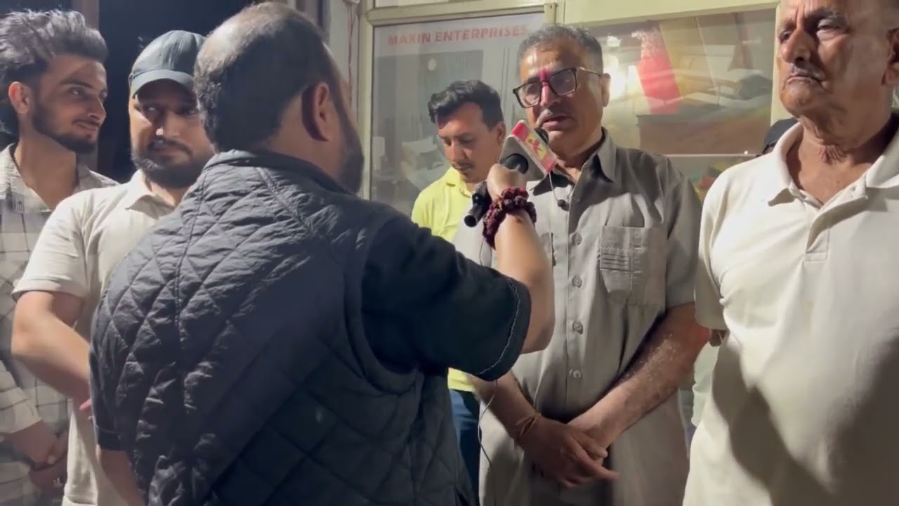 सावधान जम्मू की जनता रातों को घूमते है।लाल ऑटो में जंगला चोर जानकारी मिलने पर पुलिस को कॉल करें