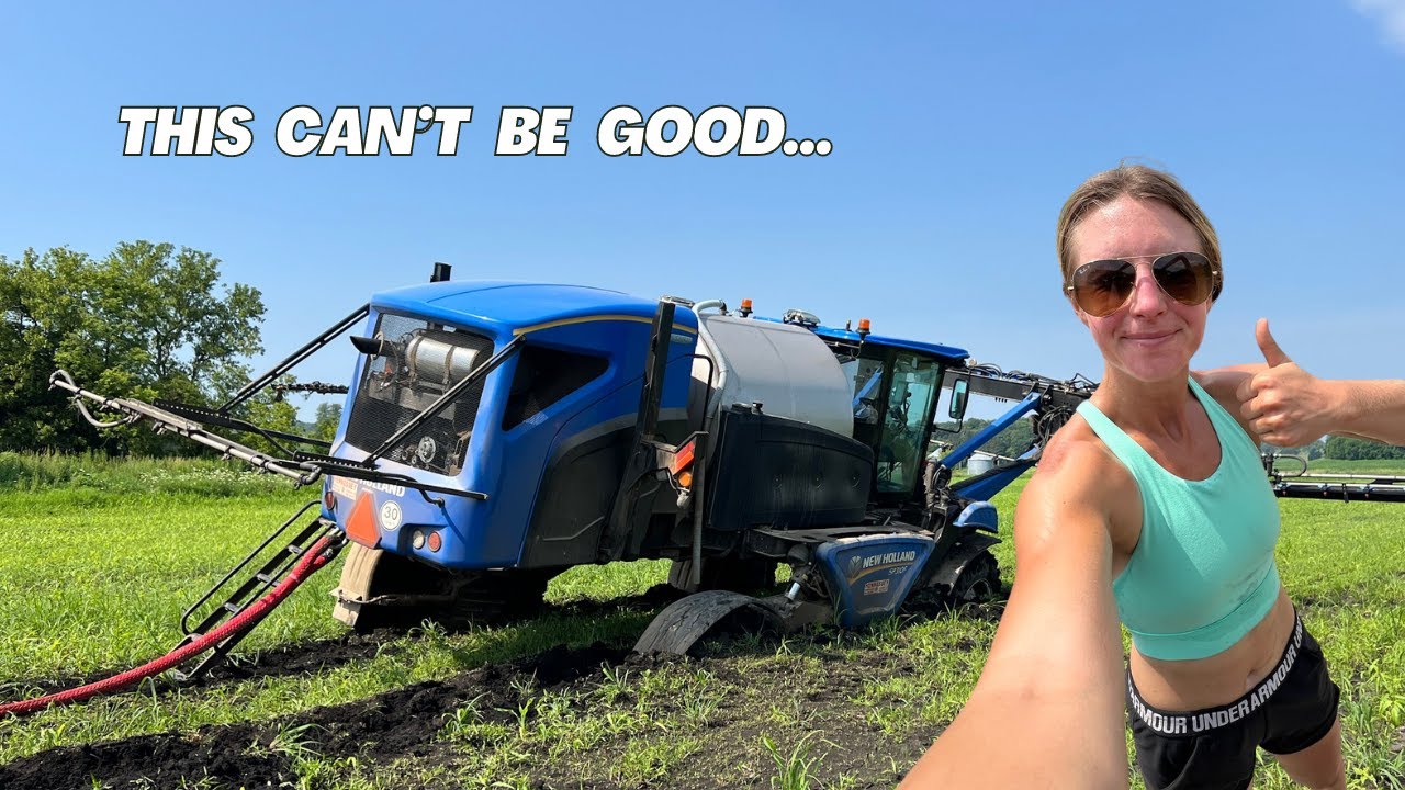 Большой New Holland застрял в грязи