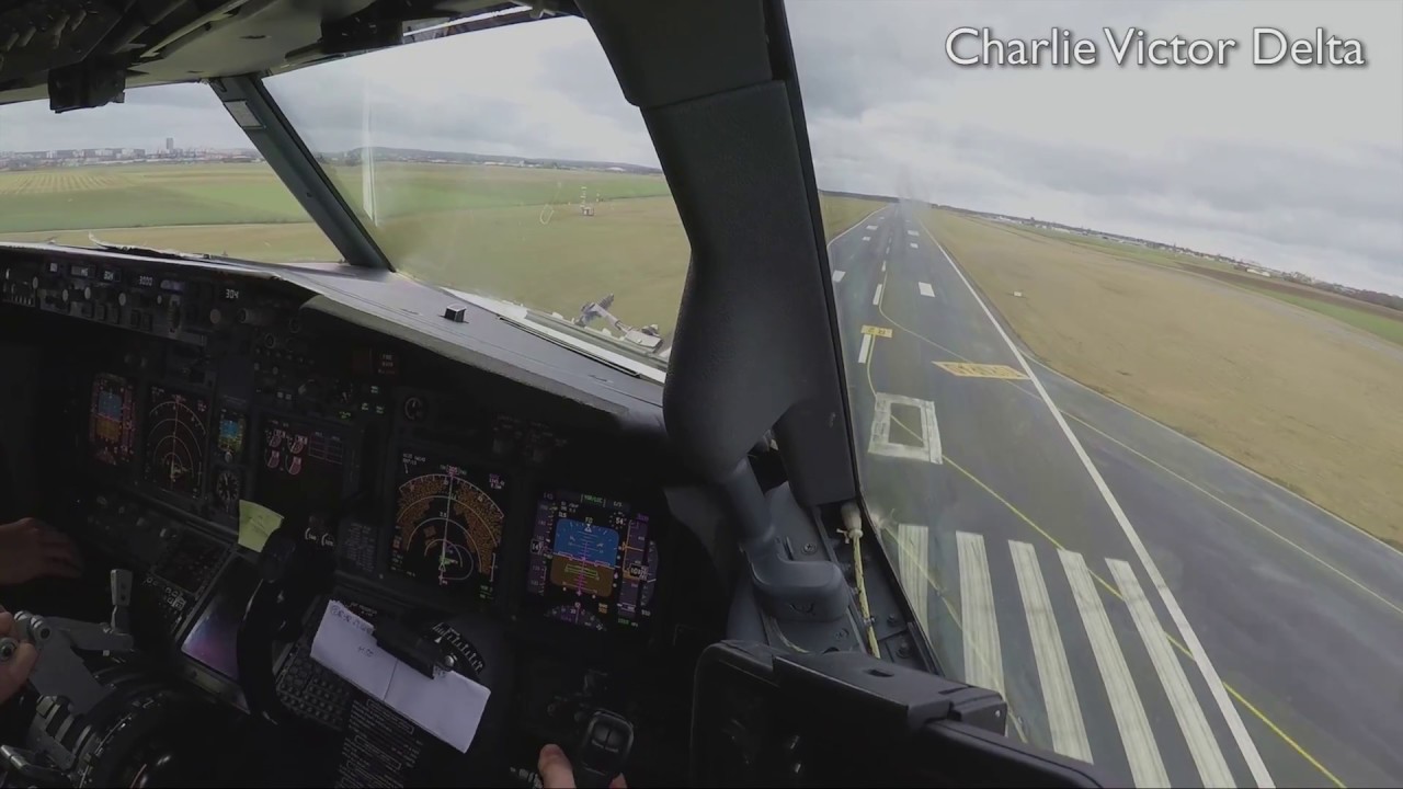 Boeing 737-800 landing in Beauvais (Cockpit view)