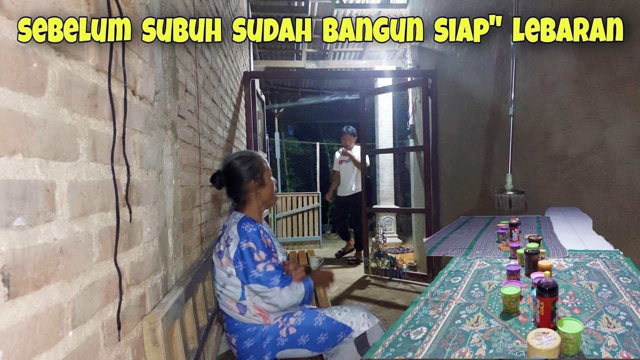 Bangun pagi - pagi menata jajan dan persiapan ke mushola untuk sholat eid