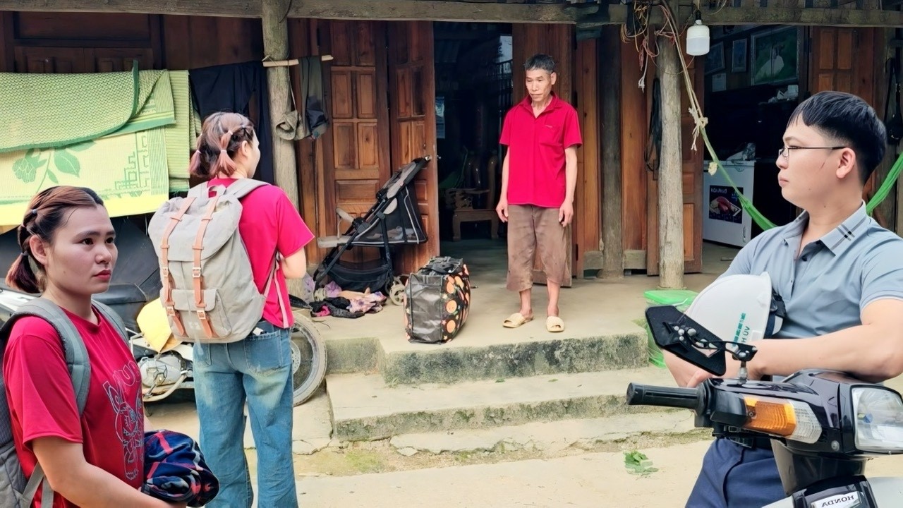 The girl returned home, but her father forced her to go back to Thanh's house