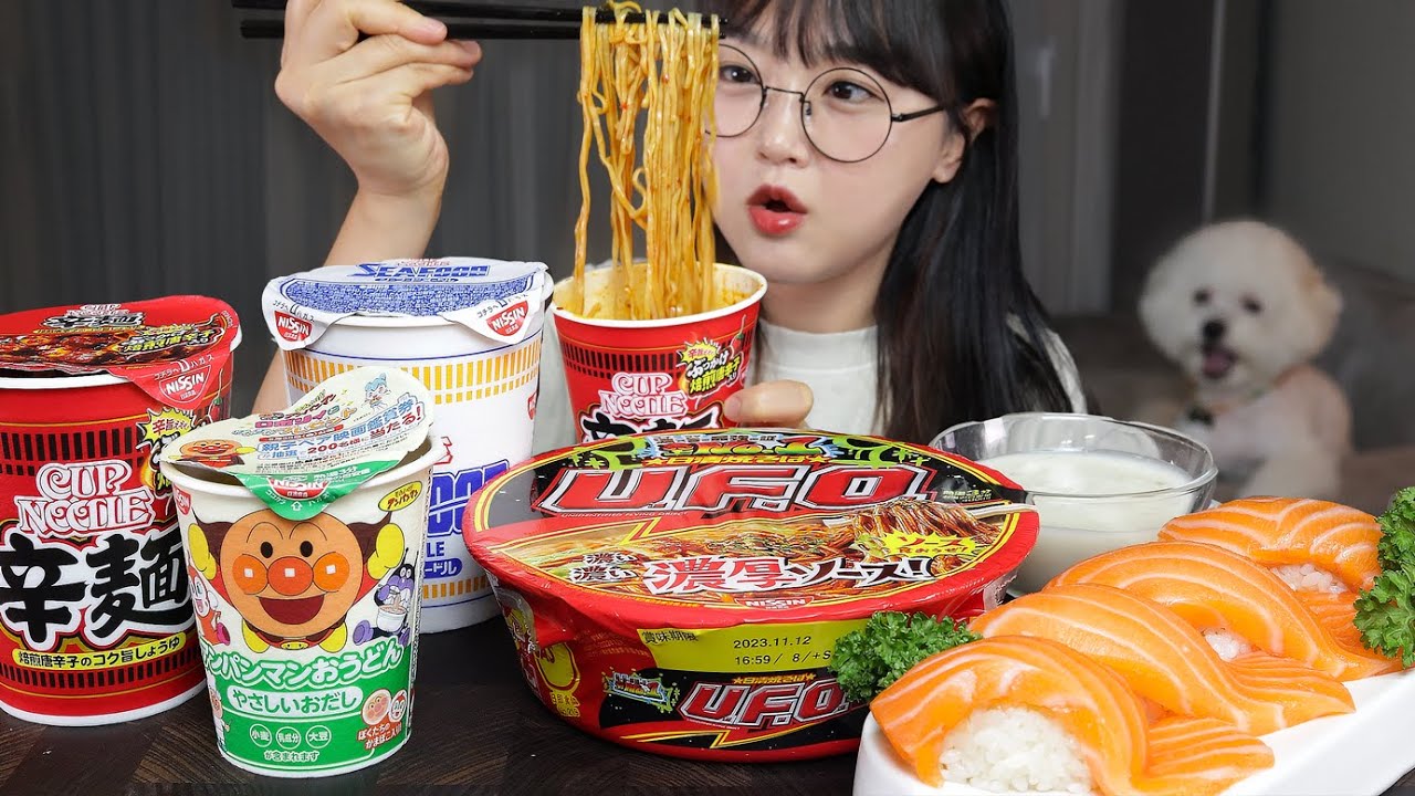 Японская лапша быстрого приготовления и Суши с лососем🍜🍣Mukbang ASMR