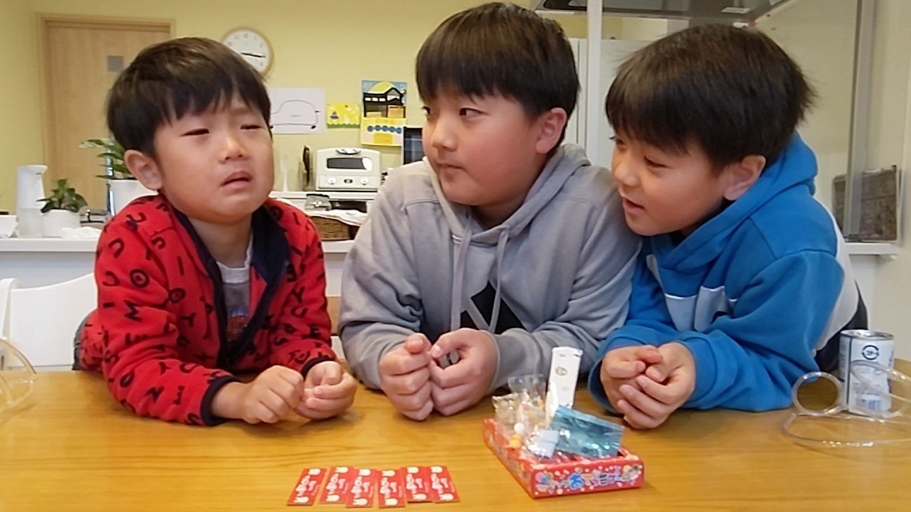 弟のじゃんけん遅出しに兄激怒⁉みんなにズルと思われて悔し涙どんちゃん  コリストップあてっこゲームを楽しんだ三兄弟　＃2007