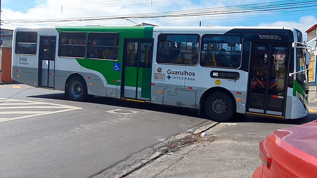Ônibus passando, raspando e batendo na valeta da Av. Riachuelo em Guarulhos
