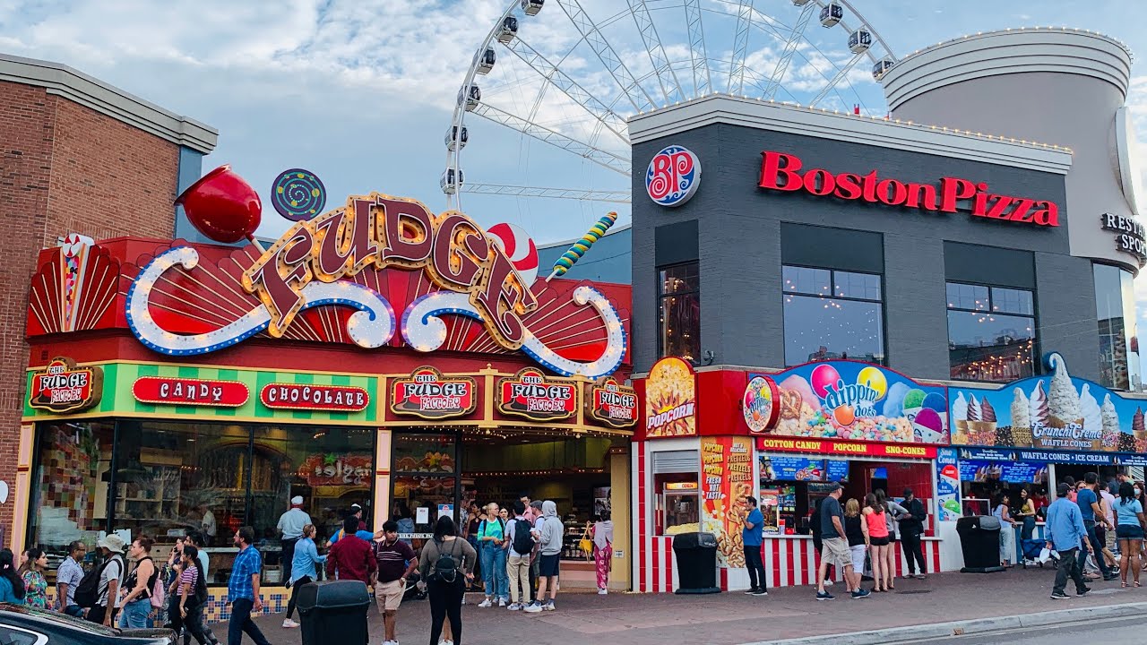 Niagara Falls Exploring Souvenir Shops + Walk on Clifton Hill 🎡 And Parade Of Athletes!