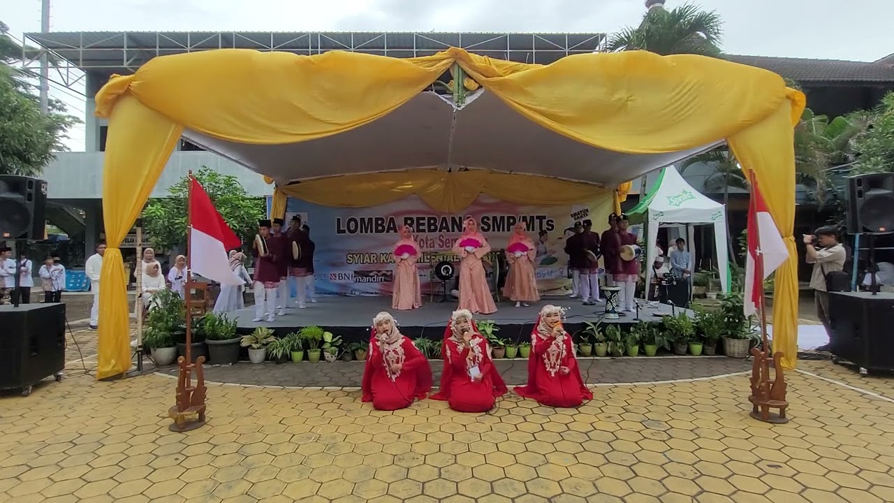 Penampilan SMP N 14 Semarang dalam lomba Rebana Semarak HUT SMA Teuku Umar Semarang