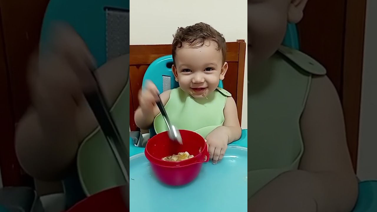Bebê comendo sopa sozinho com 1 ano e 1 mês. Ama sopa