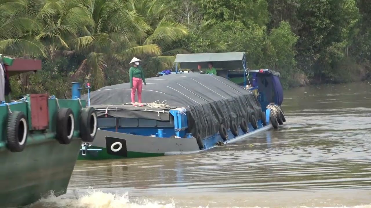 Sà lan căng thẳng qua ngã ba  cuối năm 