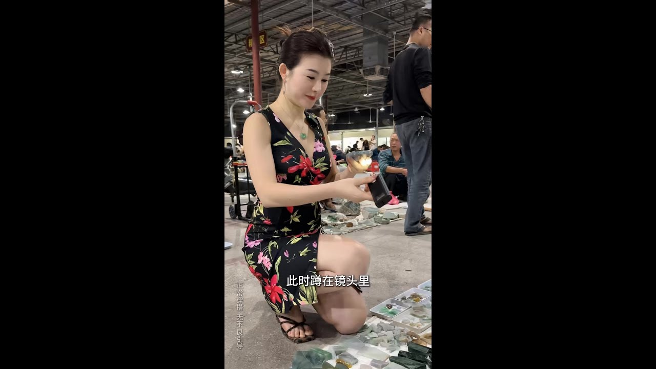 救命！这冰蓝龙牌也太绝了，龙纹都像在玉里“游”#翡翠  #翡翠定制 #珠宝 #缅甸翡翠 #翡翠挂件 #翡翠吊坠