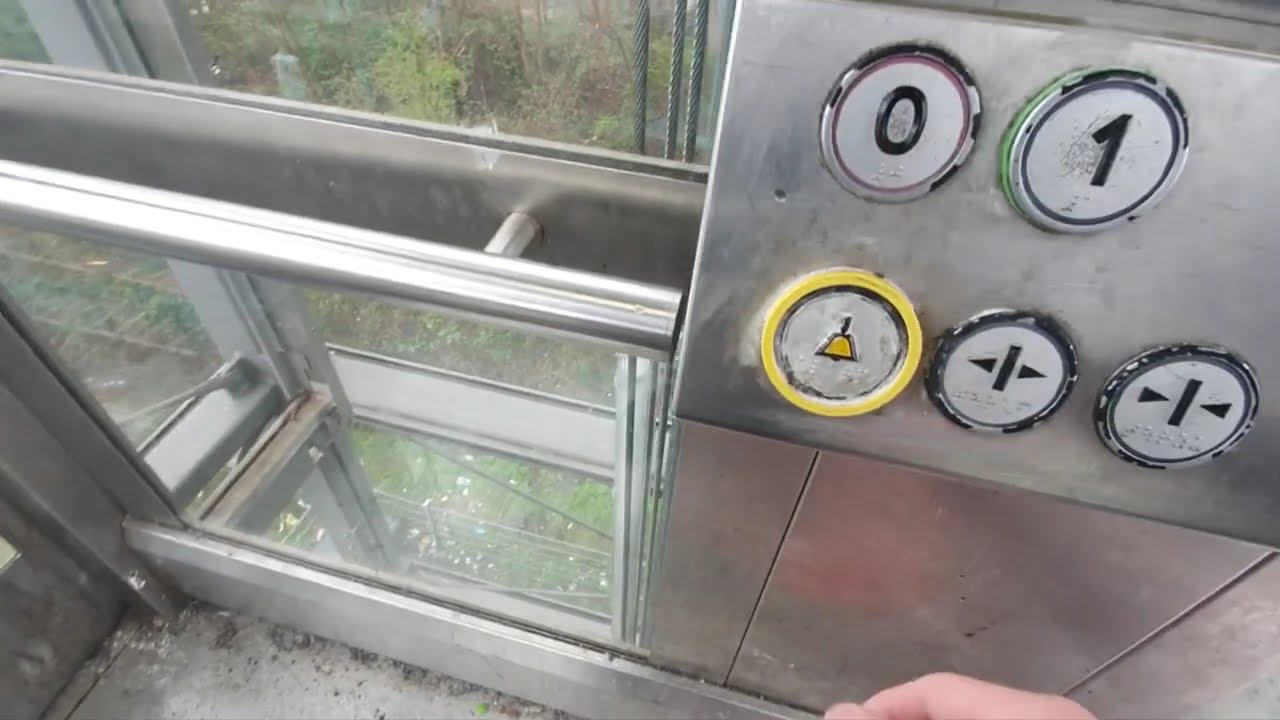 Grotty! Schindler DB Cust Glasaufzug Baujahr 2019 am Bahnhof Marl Mitte/ ZOB in Marl.
