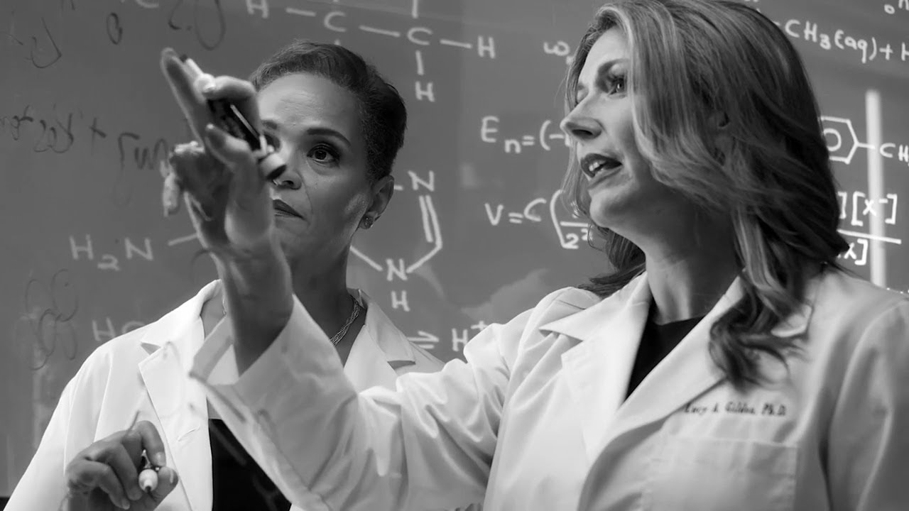 Dr. Gildea and Dr. Hines discuss the Mary Kay Clinical Solutions™ Retinol 0.5 Set  | Mary Kay