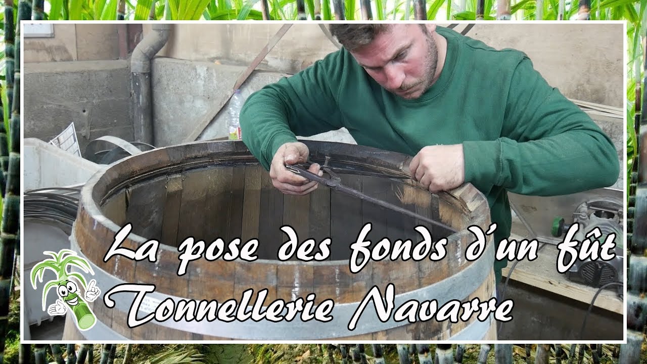 La pose des fonds d'un fût - Tonnellerie Navarre - Autour du rhum #8