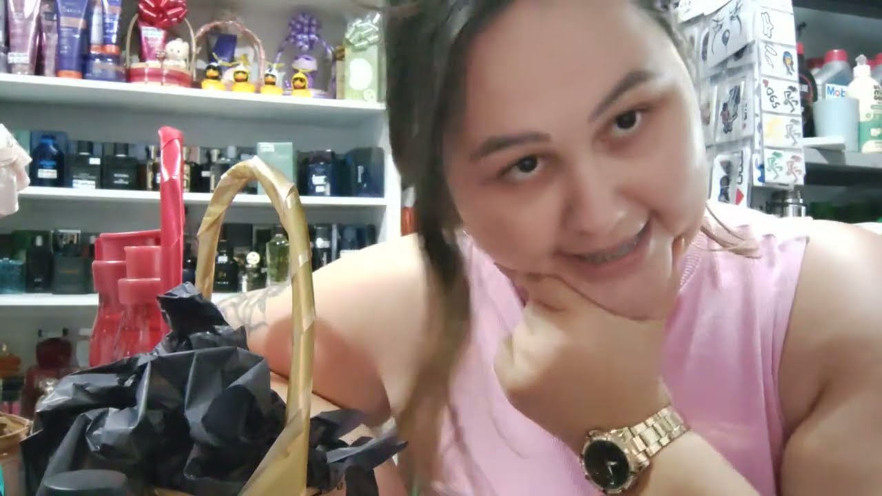 Vídeo gigante com ideia de presentes com cosméticos e bate papo sincero sobre boletos 