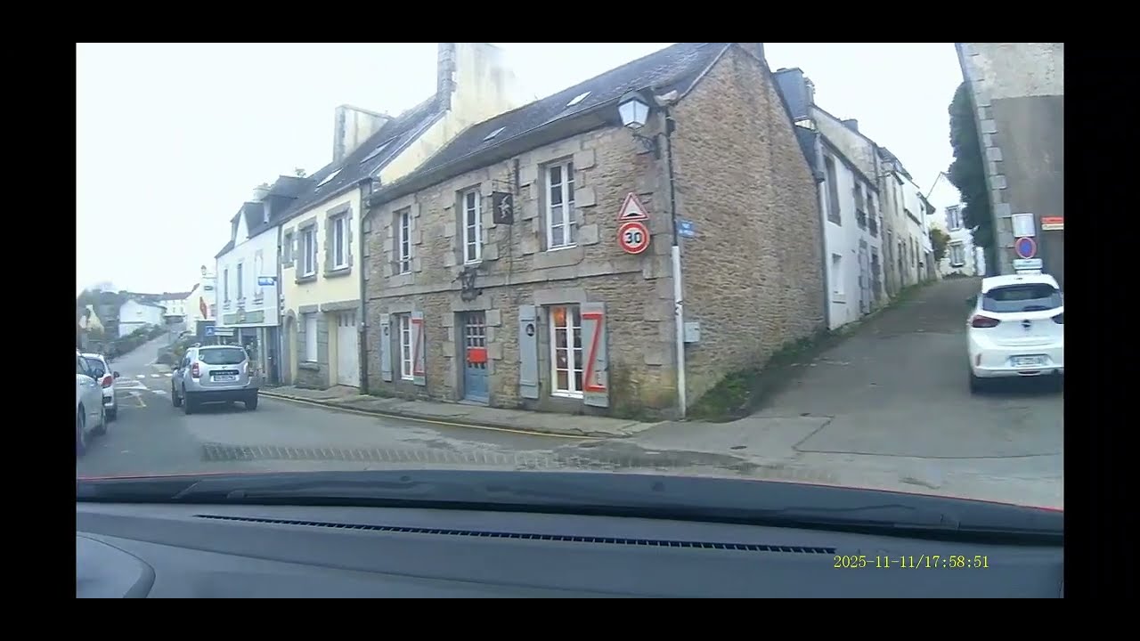 Huelgoat en automne (traversée de village)