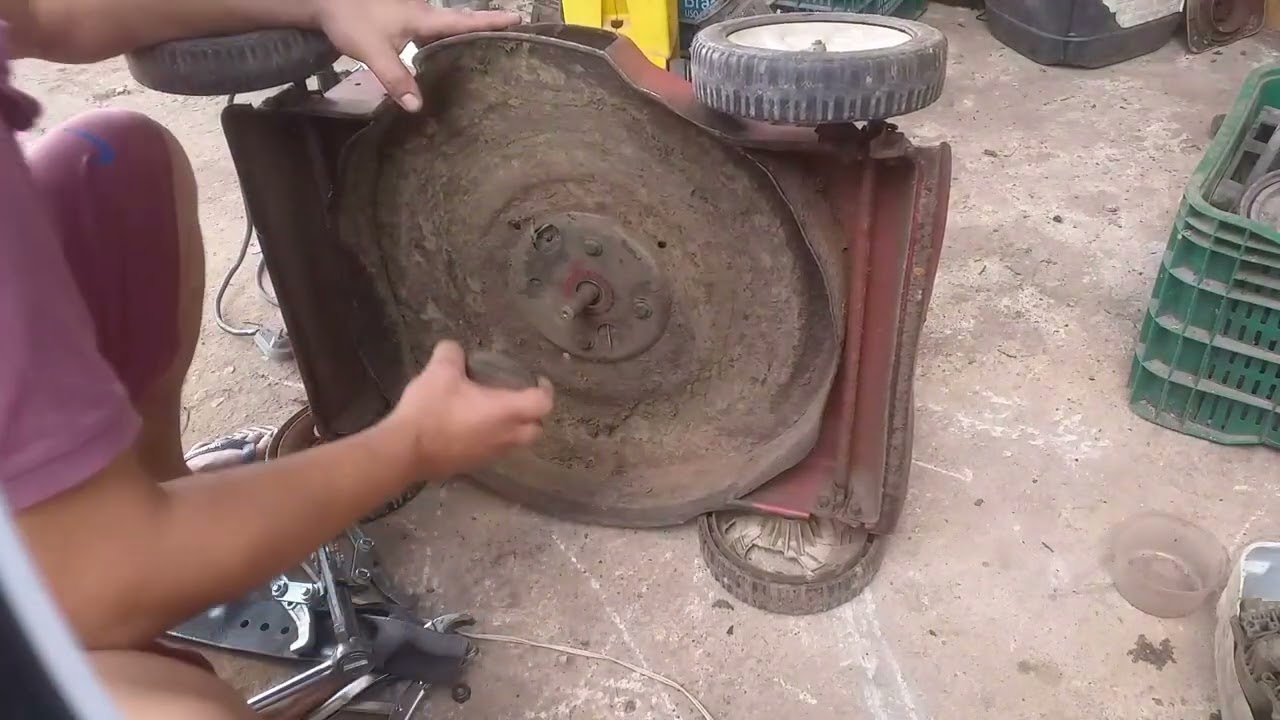 cortador de grama vibrando com eixo empenado como desempenar