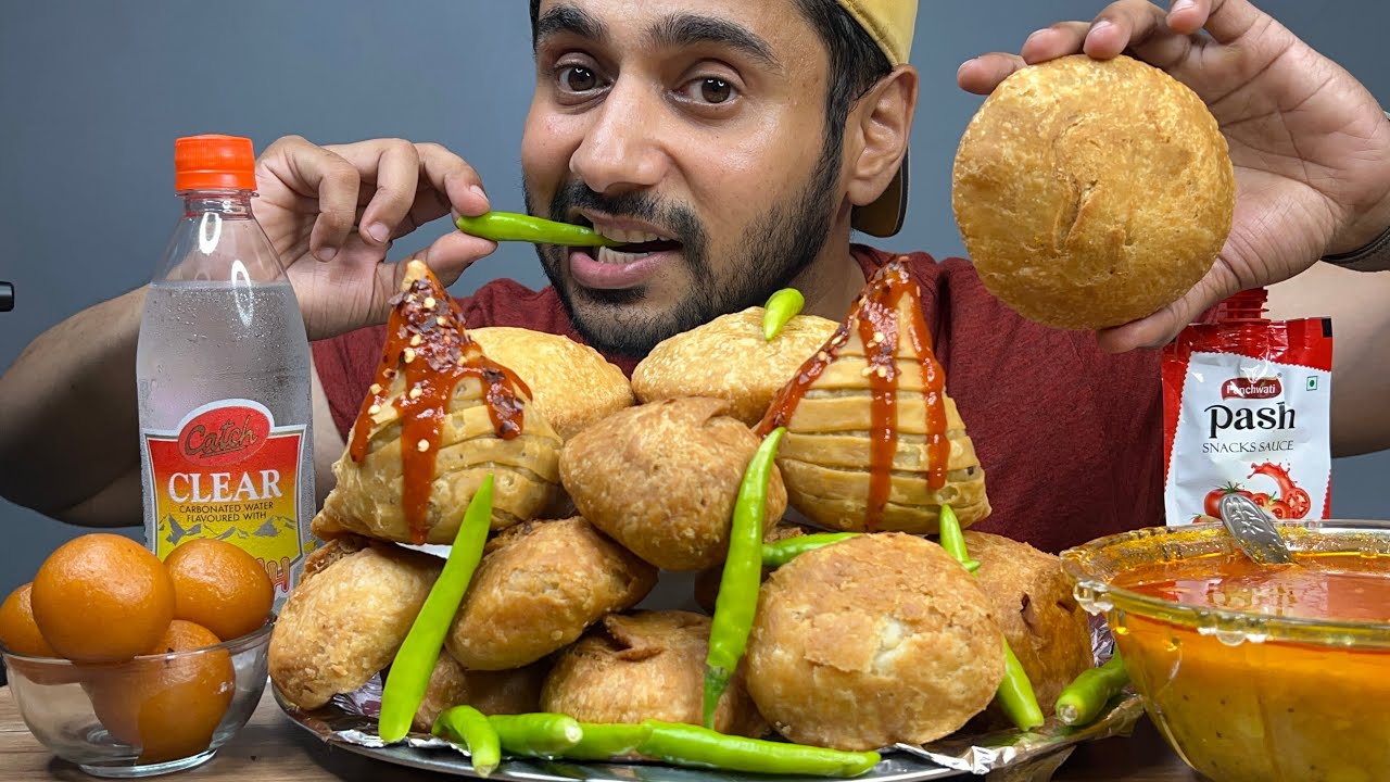 EATING KACHORI WITH SPICY ALOO JHOLE, NOODLE SAMOSA WITH GREEN CHILLI | INDIAN STREET FOOD EATING