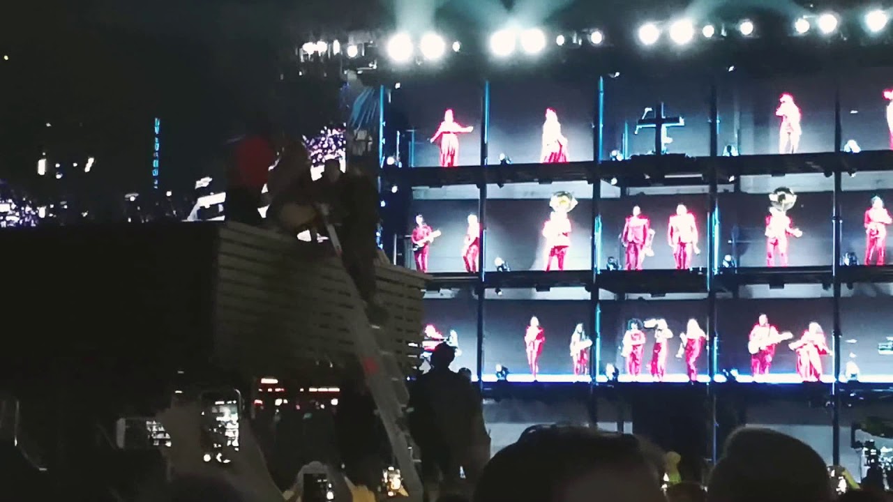 Beyonce On The Run Tour II Warsaw stage malfunction