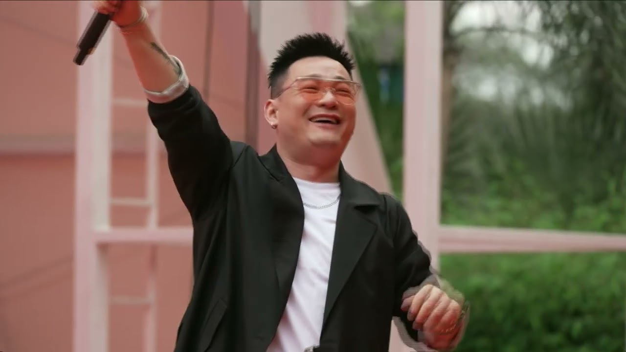 中国歌手黄勇深情演唱《男人花》，粗狂的嗓音中满含细腻，唱出精神共鸣。#中国 #老挝 #第21届木棉节