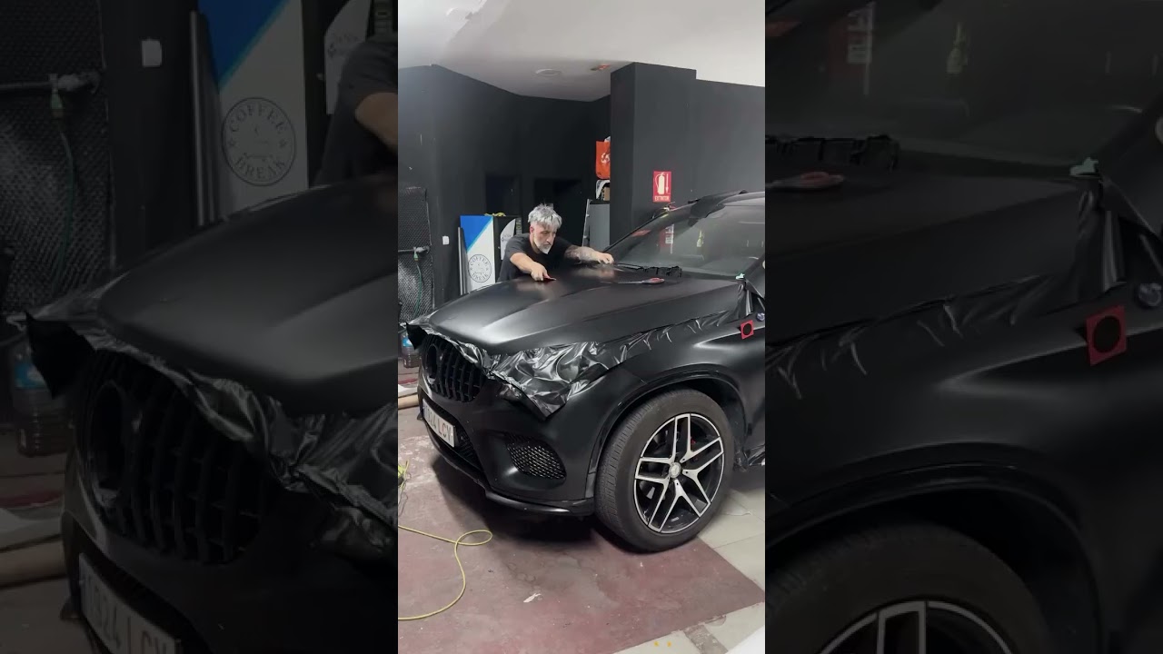 Rotula el cap&oacute; de un coche con vinilo para wrapping negro mate ORACAL 970RA-070M #wrapitwithorafol