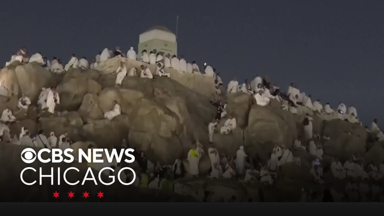 Hundreds of people climb Mt. Arafat in Saudi Arabia for Hajj