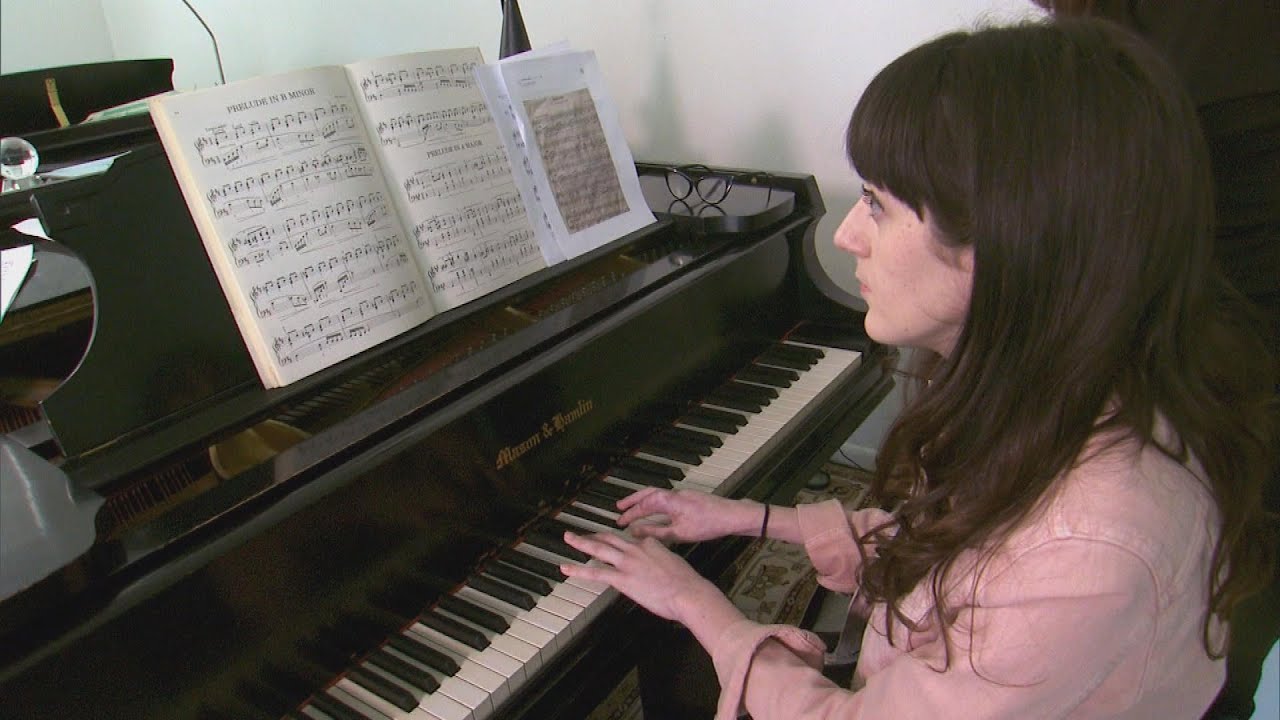 Pianist Plays Once Again After Middle Finger Amputated