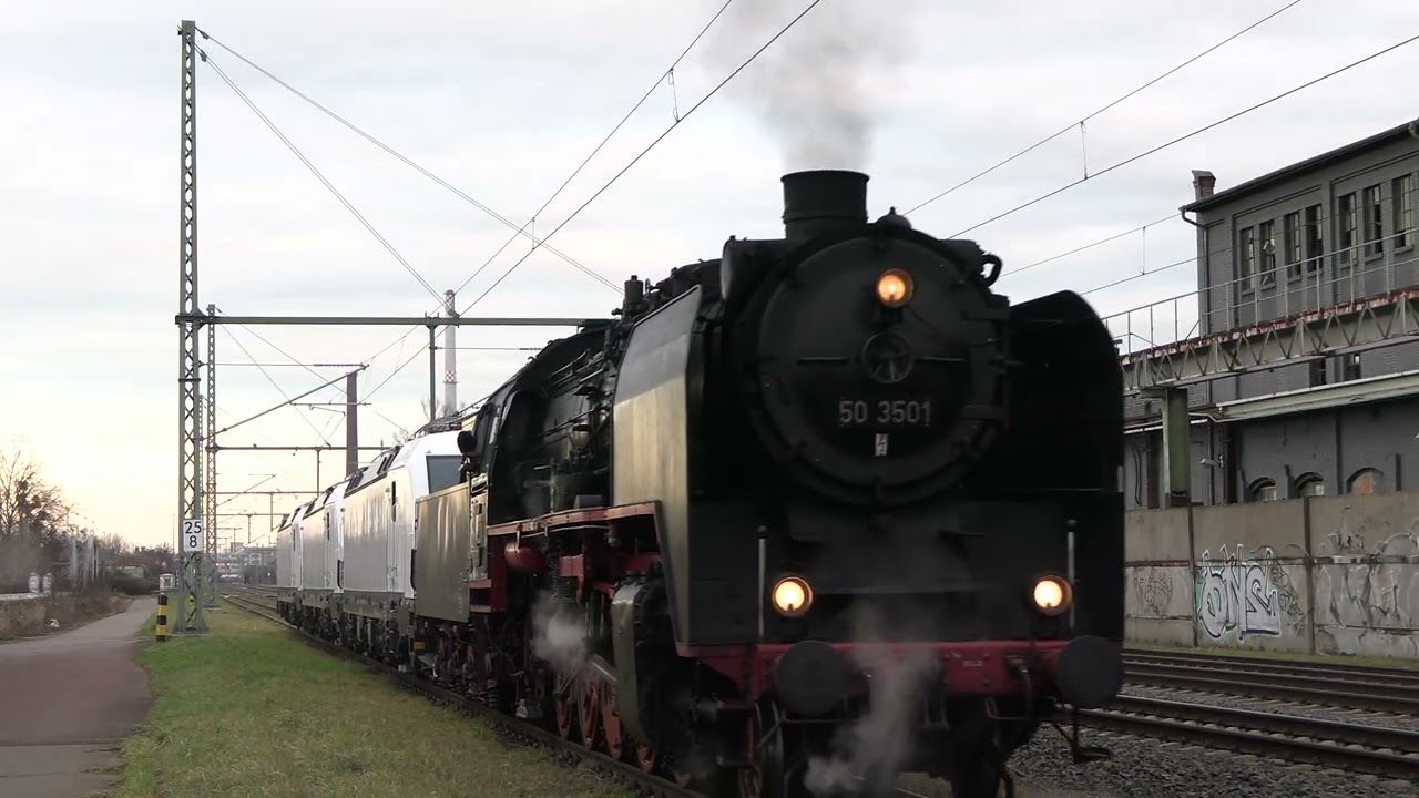 Dampflok schleppt moderne Siemens- Loks/ 50 3501 zu Gast im Raw Dessau