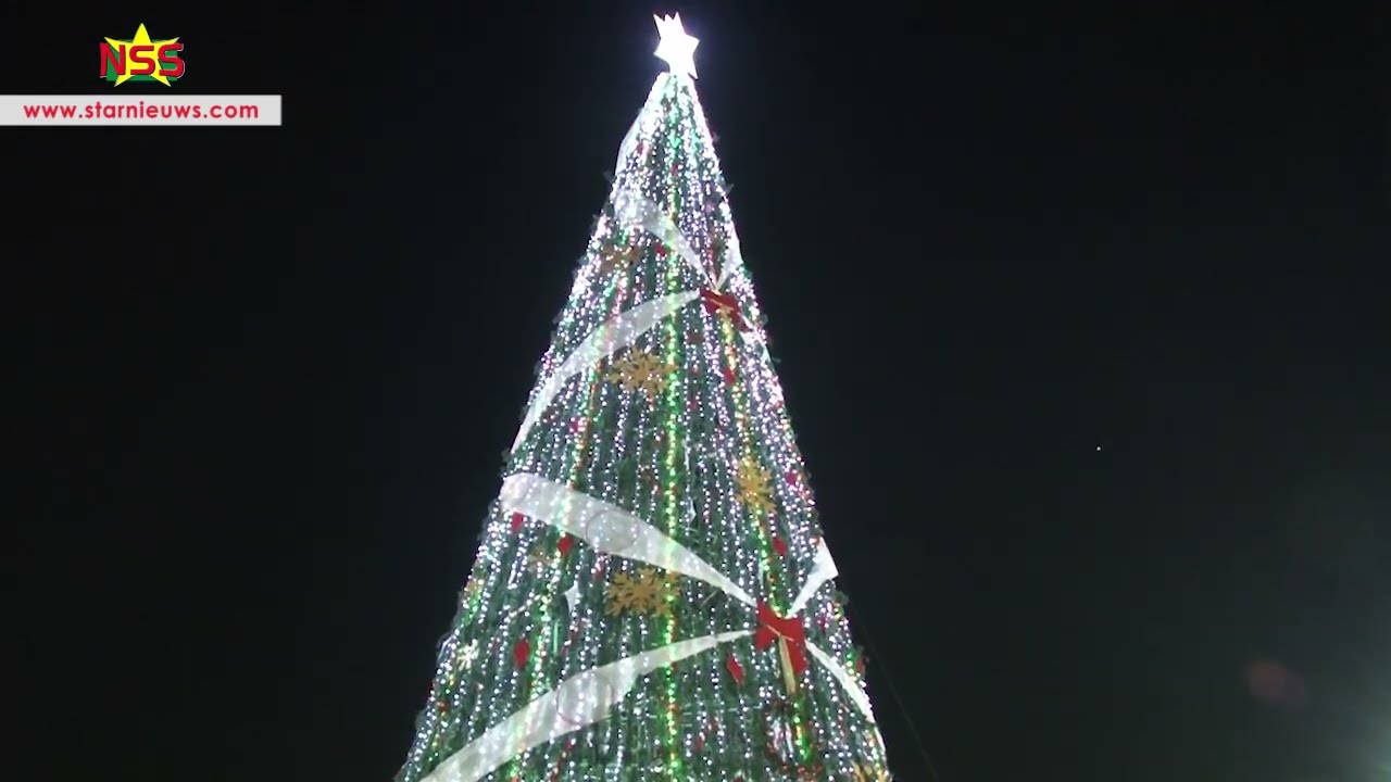 Reuzen Kerstboom op Magenta gaat veranderen in Coca Cola Christmas Tree