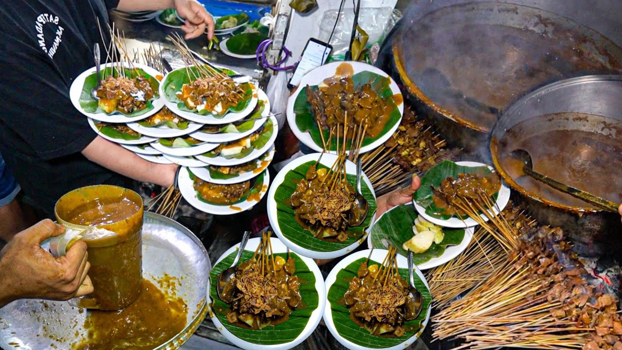 OMSET SEMALAM 8 JUTA! 5.000 TUSUK SATE LUDES SAMPAI 8 PEGAWAINYA KUWALAHAN! Sate Ajo Manih
