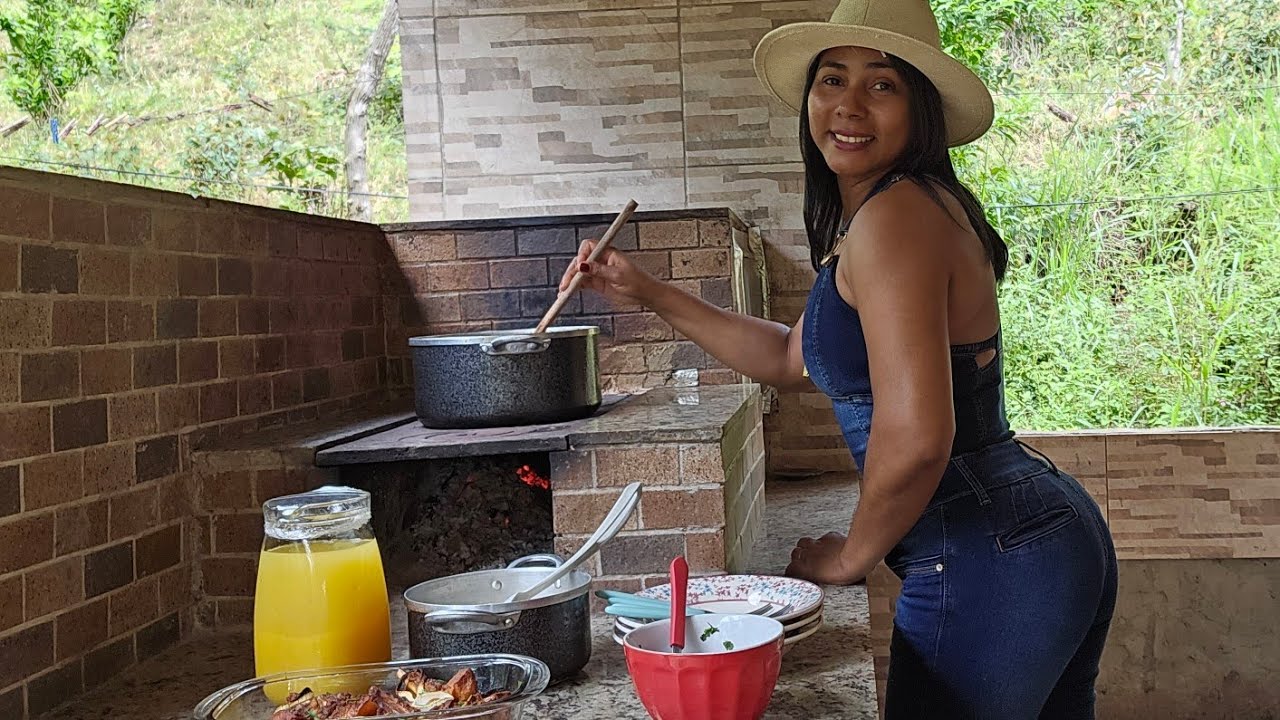 Almoço hoje na roça, foi uma feijoada caipira de arrancar Pica Pau do oco,  no fogão a lenha. 