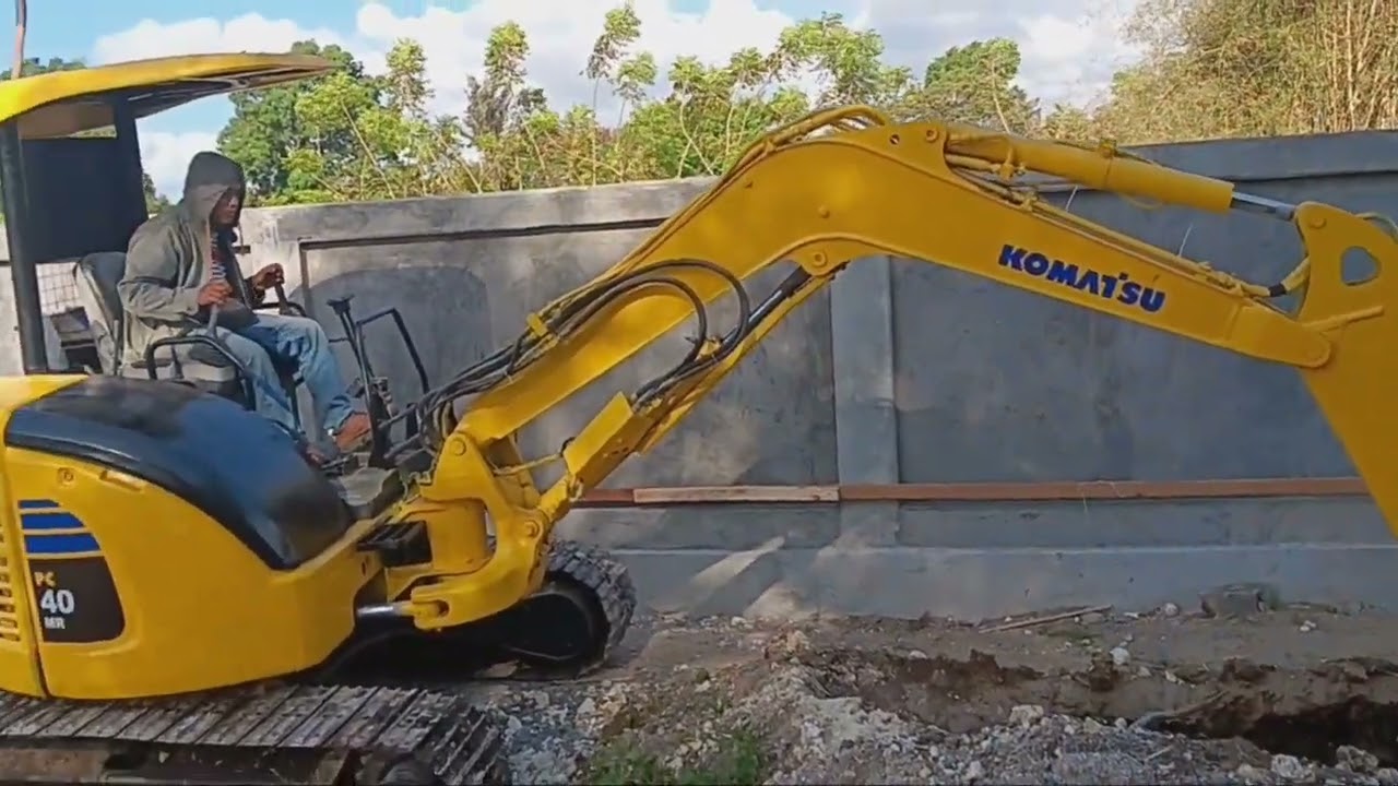 KOMATSU PC40 EXCAVATOR DIGS FOUNDATIONS